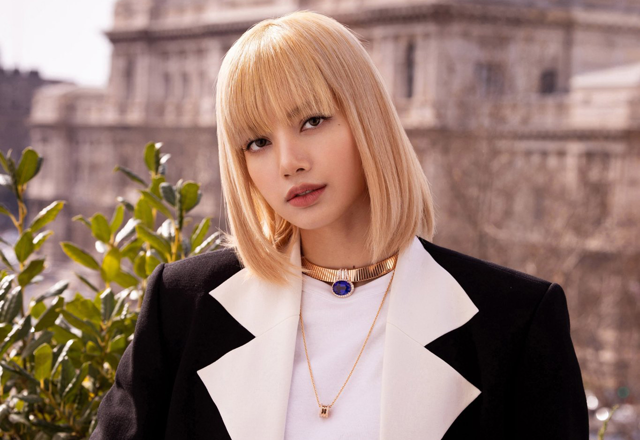 Rumors arise that BLACKPINK's Lisa went on a date to Greece with