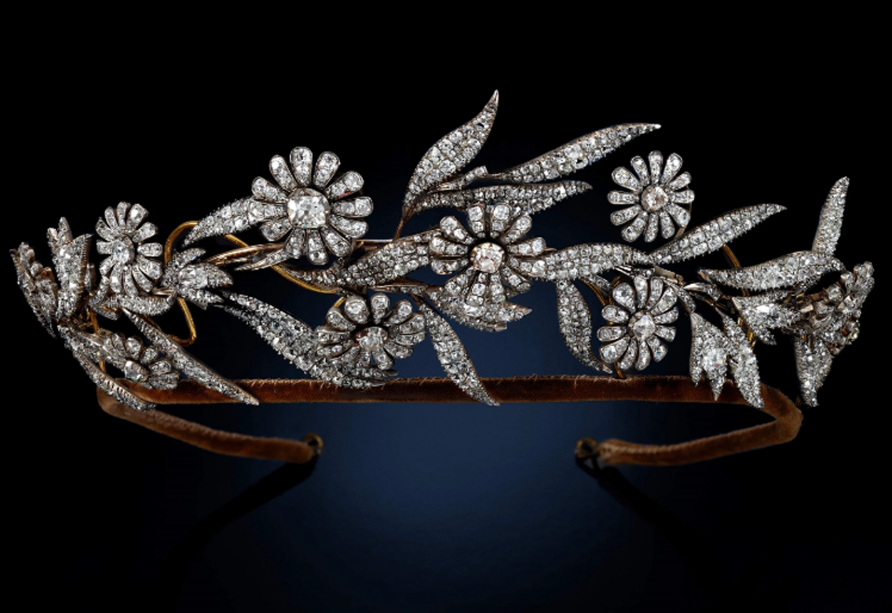 格安即決 Sotheby's marks Platinum Jubilee with exhibition of royal tiaras 洋書