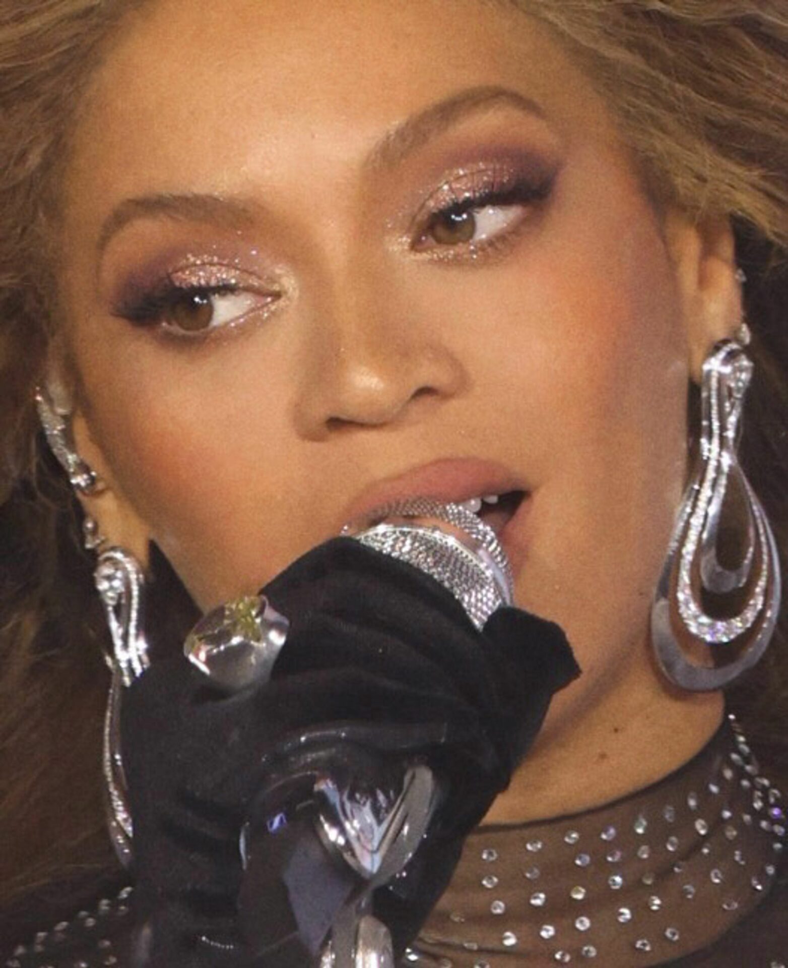 IN PICS: Beyoncé wears more Tiffany creations on next leg of ...